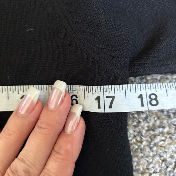 LILI SIDONIO Black Sweater with built in scarf/tie  size medium - Picture 6 of 7